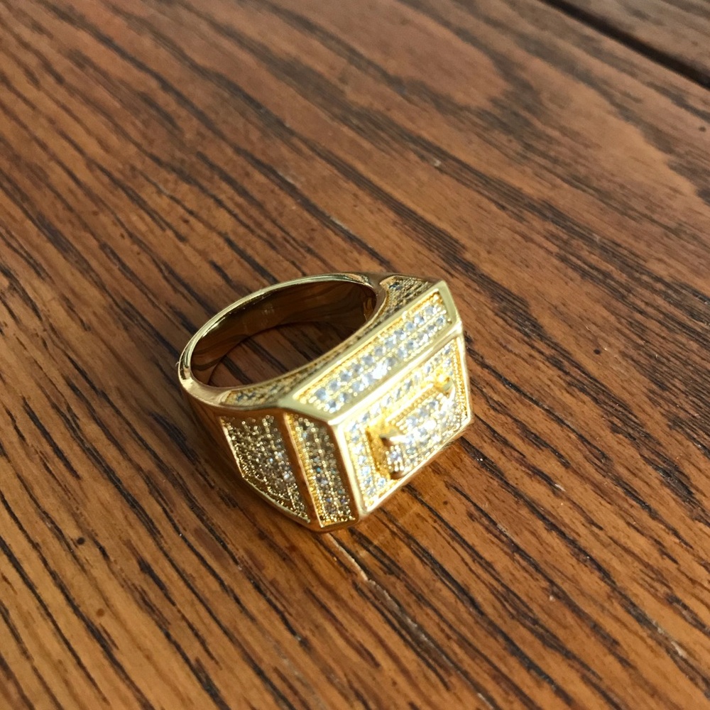 Gold ring with diamonds